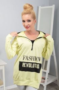 Bluza z kapturem oraz nadrukowanym napisem
