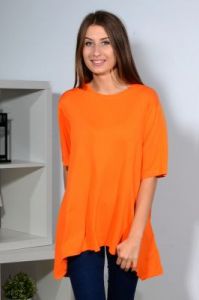 Tunika oversize z krótkim rękawem.