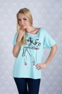 Bluzka z nadrukiem kobiety i napisem Fashion