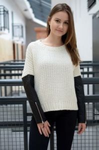 Sweter z rękawami z pikowanej eko-skóry i zamkami