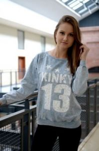 Bluza dekatyzowana z nadrukowanym napisem.