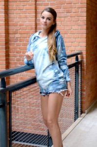 Bluza z efektem  dekatyzowania.