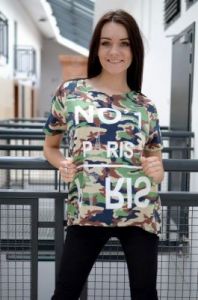 Bluzka moro z napisami ozdobiona dżetami