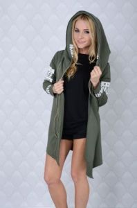 Bluza z kapturem i napisami.
