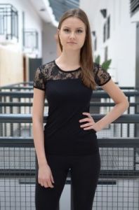 Bluzka z koronkowym dekoltem