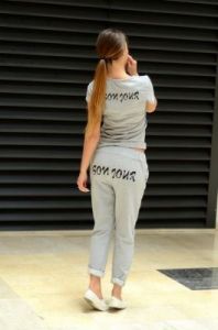 Dres z napisem  \"Bon Jour\".