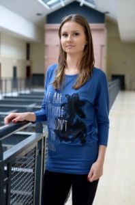 Bluzka z nadrukowanym napisem i z ozdobnym kwiatem