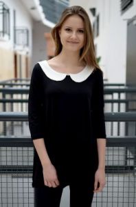 Luźna bluzka z białym kołnierzykiem