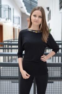 Bluzka czarna  z ozdobą przy dekolcie