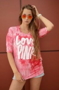 Bluzka dekatyzowana z nadrukiem Love Pink