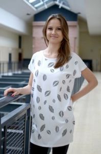 Tunika prosta z nadrukowanymi ustami