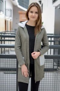 Narzutka z pikowanymi kieszeniami i kapturem